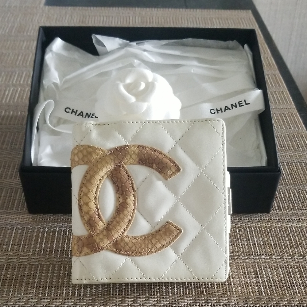 Chanel White and Tan Quilted Wallet 💯Authentic , Beautiful ❤